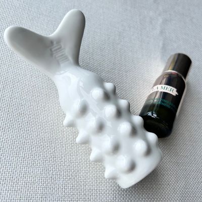 Body Massage Equipment Ceramic Full Body Gua Sha Massager in Fish Shape for Lymphatic Drainage and Beauty Treatment